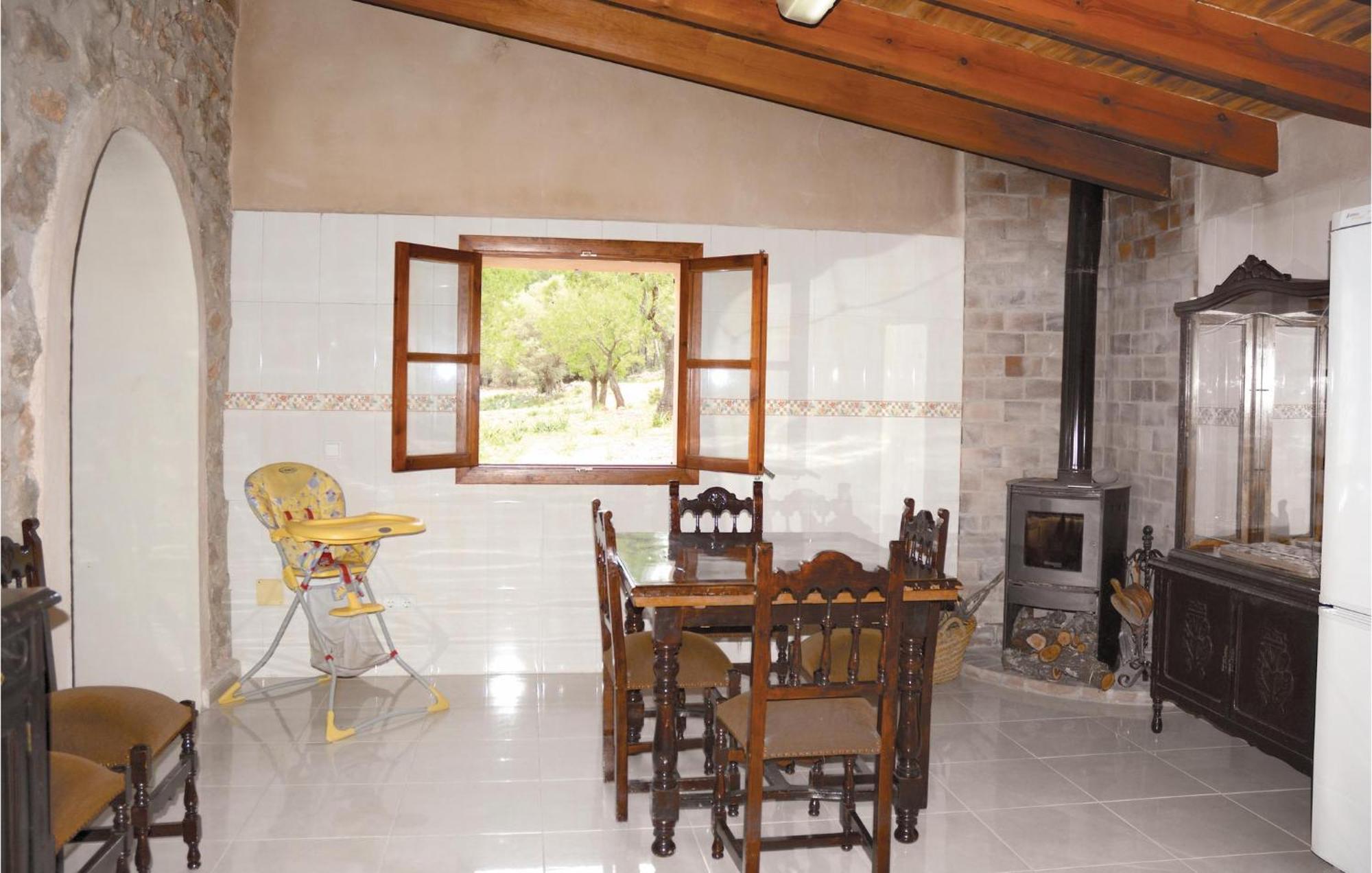 Vakantiehuis Stunning In With Jacuzzi *